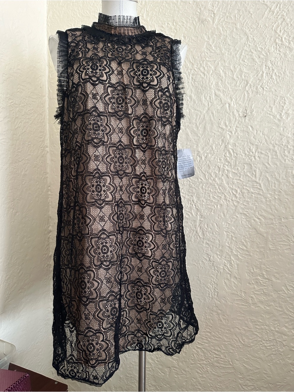 Max Studio Black Lace overlay beige shift dress ruffle neckline NWT XL